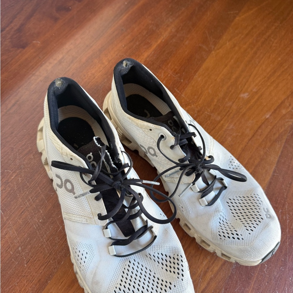 On Running White and Black Athletic Shoes - Picture 3 of 9